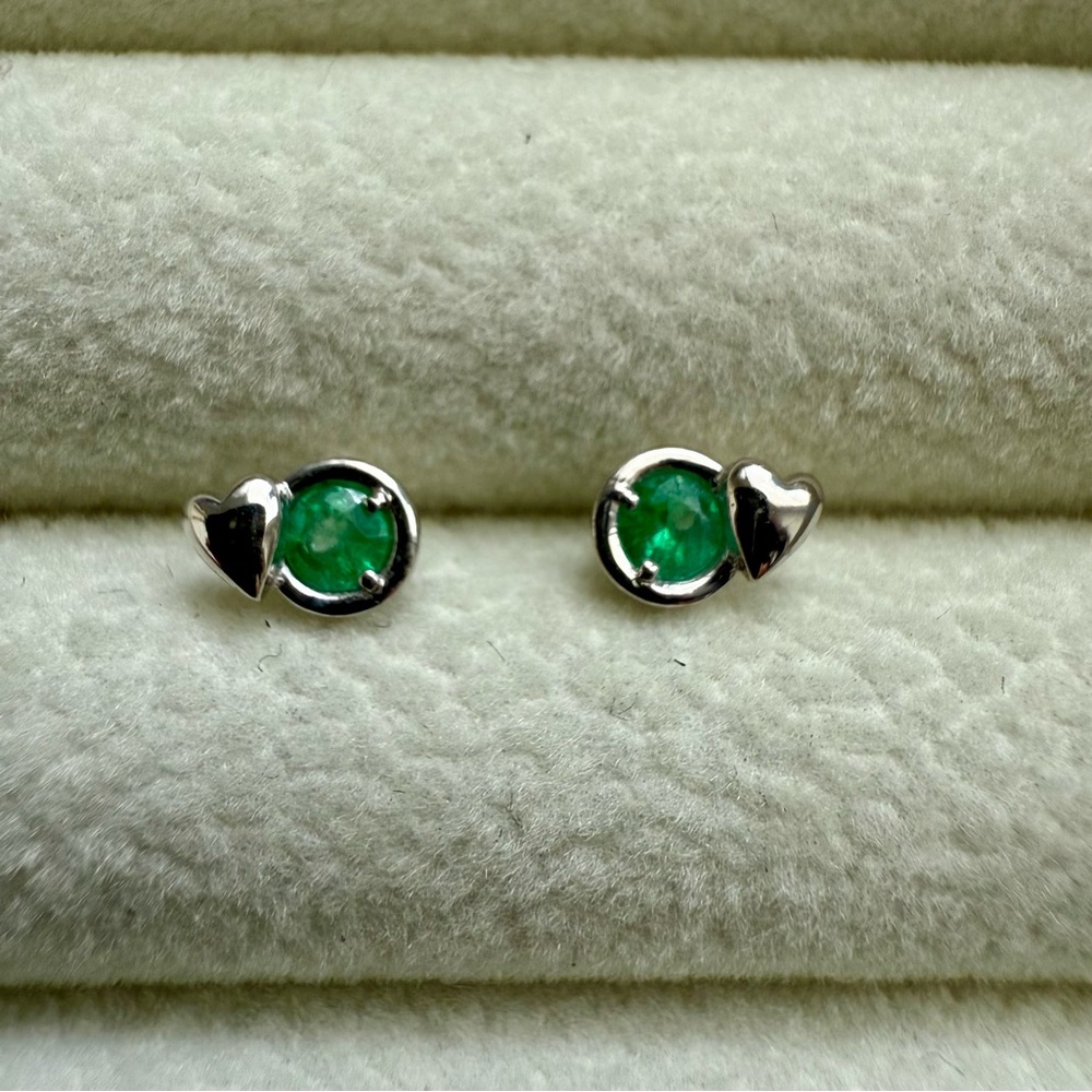 18K White Gold Emerald Heart Stud Earrings